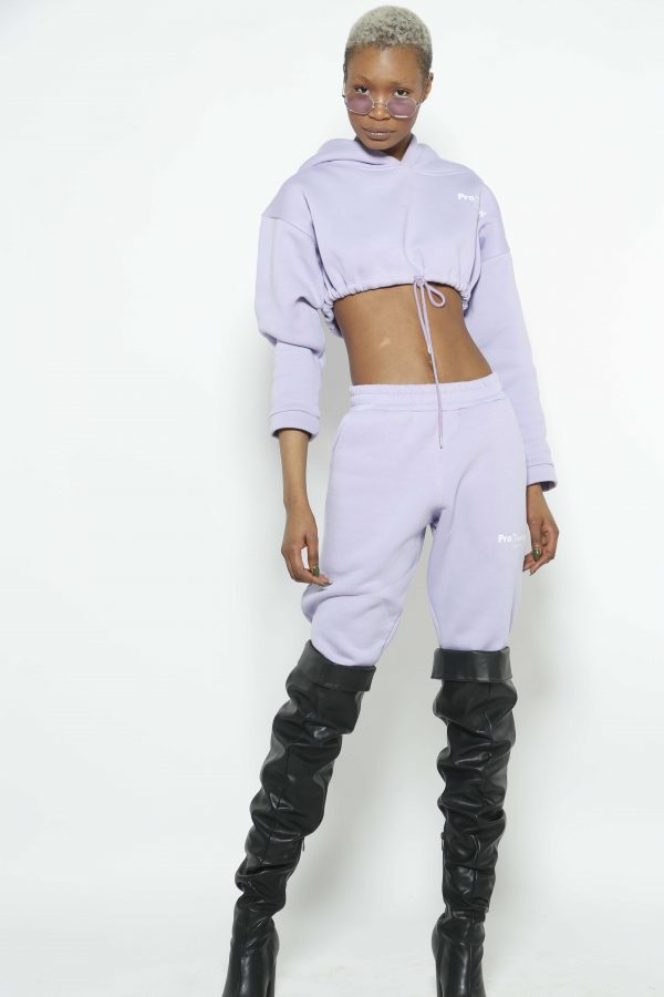 Photos d'une femme portant un ensemble survêtement crop top violet, confortable et résistant pour femme