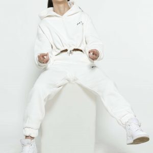 Photos d'une femme portant un ensemble survêtement crop top blanc, confortable et résistant pour femme